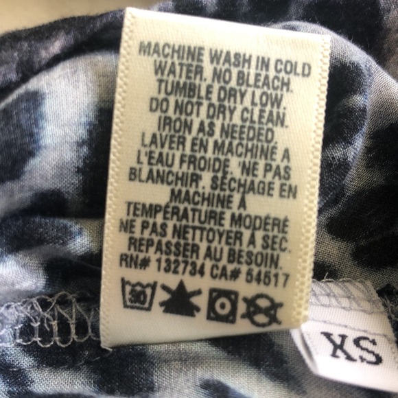 - Bella Dahl Women's Blue Leopard Shirred Mock-Neck Long-Sleeve Blouse T… - Picture 9 of 9